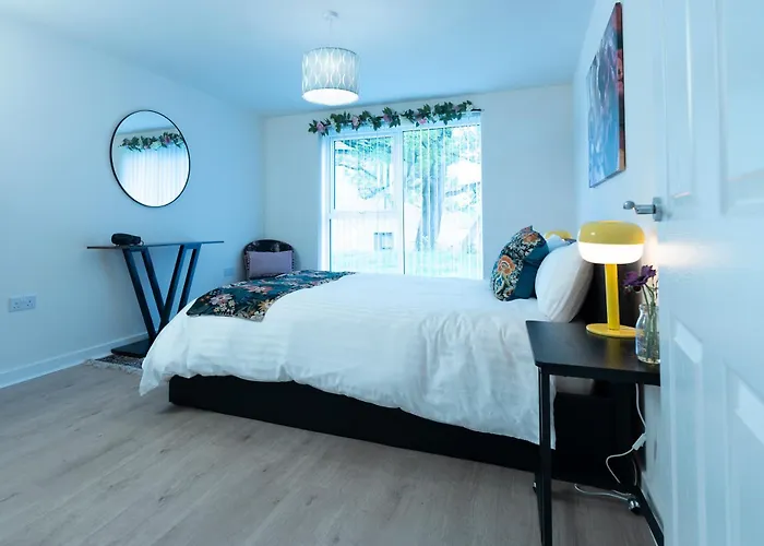 Luxury Ground Floor 2 Bedroom Apartment Free Wifi & Parking