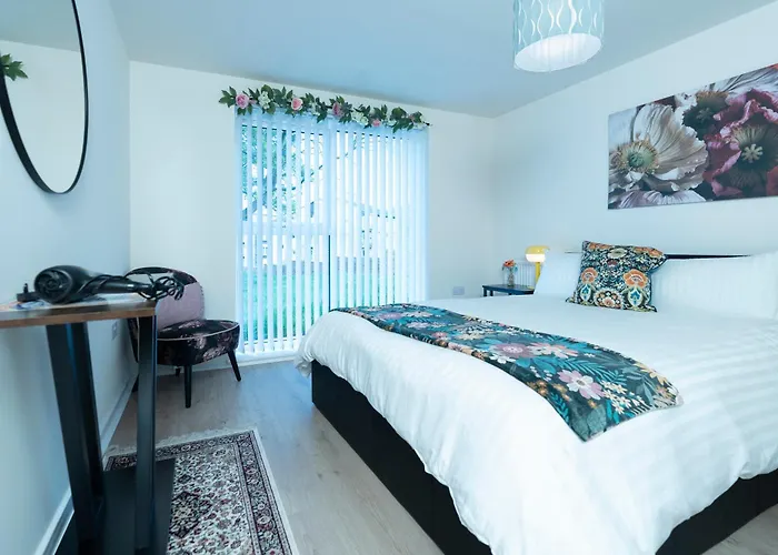 Luxury Ground Floor 2 Bedroom Apartment Free Wifi & Parking