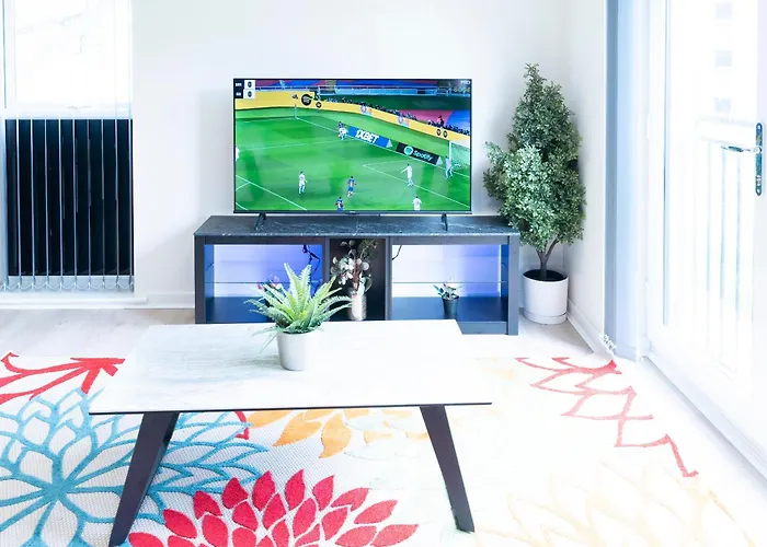 Luxury Ground Floor 2 Bedroom Apartment Free Wifi & Parking